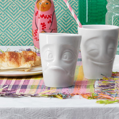 FIFTYEIGHT PRODUCTS / Tazza con manico "Vergnügt" (Porcellana, 350ml, bianca, Made in Germany)